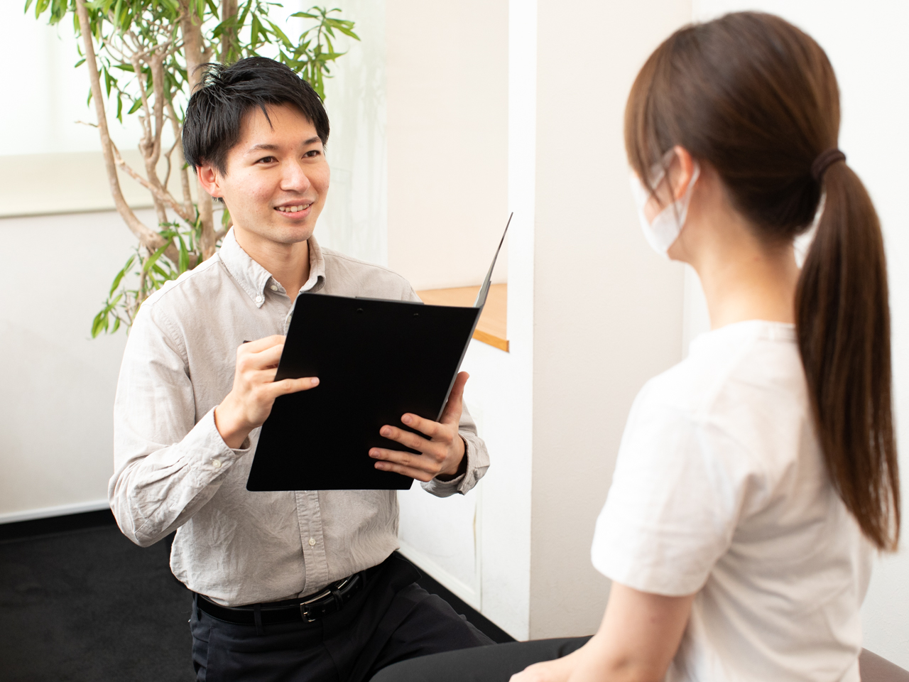 笑顔で施術をしている男性スタッフの写真